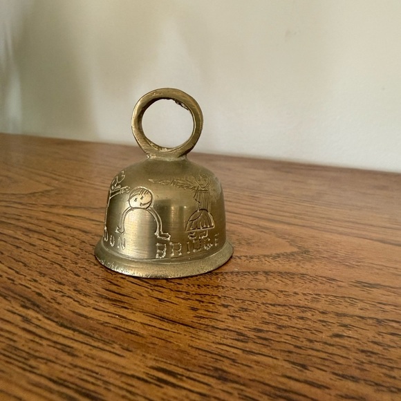 Vintage Small London Bridge Nursery Rhyme Etched Bell Small Missing Clapper - Picture 2 of 7
